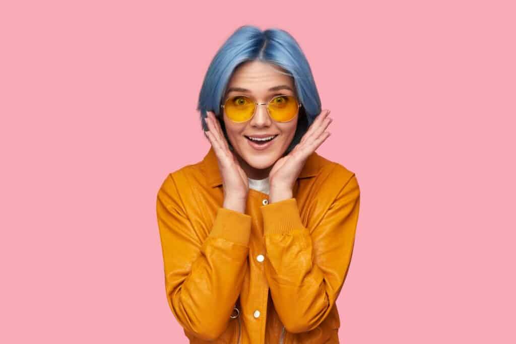 surprised woman with blue hair in studio 2022 11 12 14 57 29 utc1600